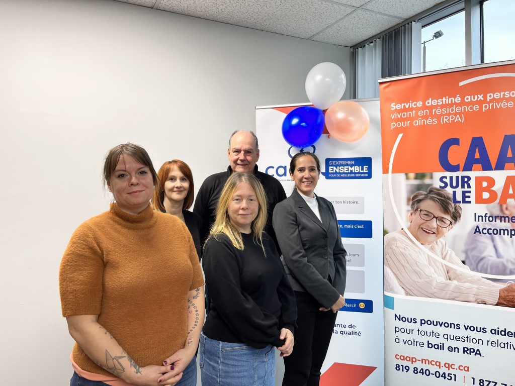 De gauche à droite, Joannie Roy, Sylvie Boucher et Geneviève Dessureault, membres de l'équipe du CAAP, Claude Leclerc, président du CA et Janik Ouimet, directrice