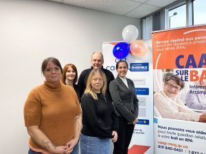 De gauche à droite, Joannie Roy, Sylvie Boucher et Geneviève Dessureault, membres de l'équipe du CAAP, Claude Leclerc, président du CA et Janik Ouimet, directrice